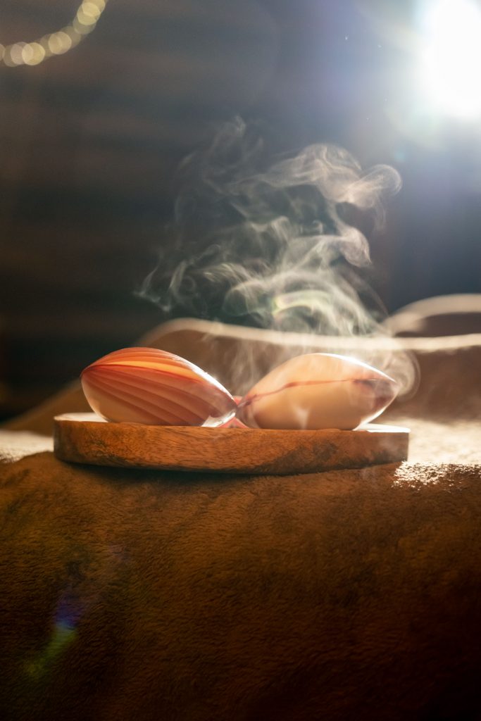 Massage Créole aux Coquillages Chauds